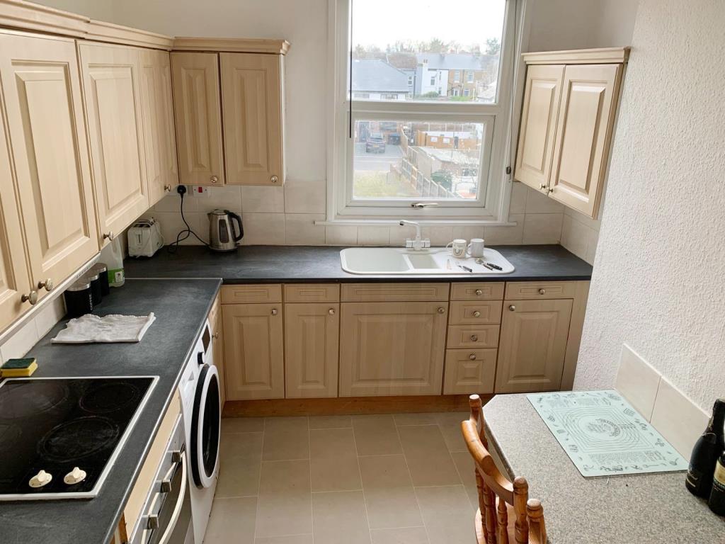 Lot: 64 - FREEHOLD BLOCK FOR INVESTMENT - Ground floor Kitchen